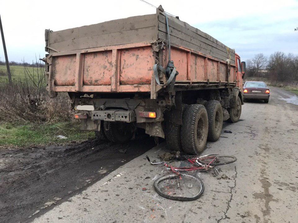 На Ужгородщині вантажівка травмувала велосипедиста (ФОТО)