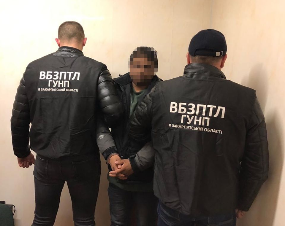 У Києві затримали уродженця Бангладеш, підозрюваного у переправі нелегалів на Закарпатті