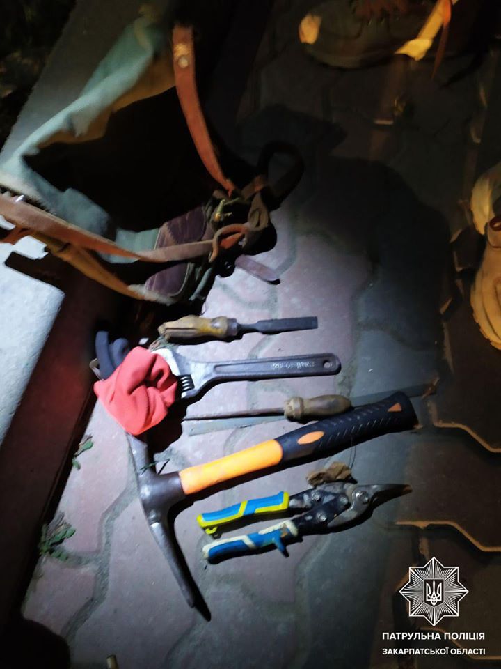 В Ужгороді затримали двійко ймовірних крадіїв, що залізли у чужий підвал (ФОТО)