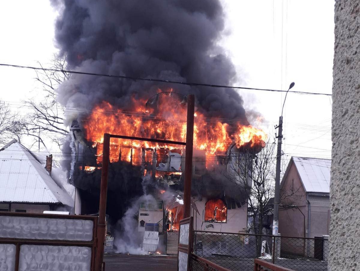 У Буштині, на Тячівщині гасять пожежу в магазині будматеріалів (ФОТО)