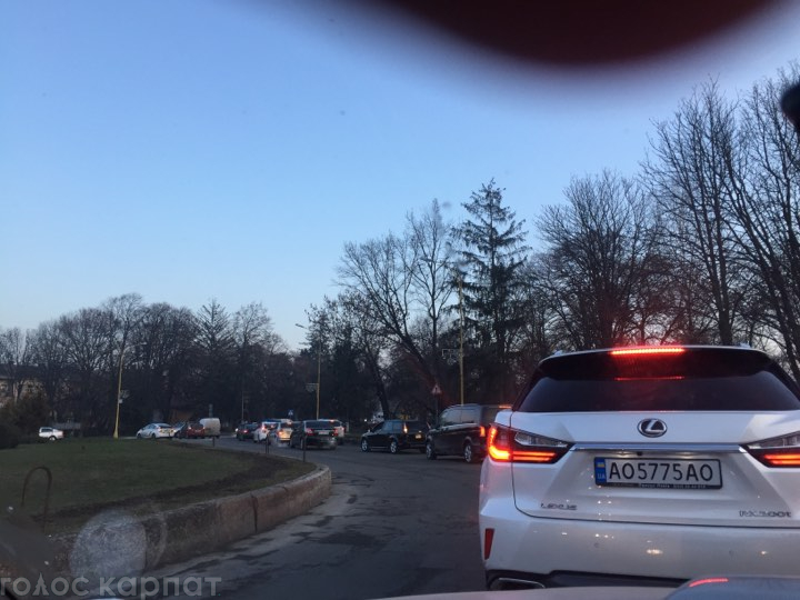 ФОТОФАКТ. Унаслідок ДТП поблизу транспортного мосту в Ужгороді утворився довжелезний затор