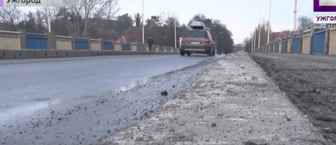 Пішохідна частина транспортного мосту в Ужгороді знову потребує ремонту (ВІДЕО)