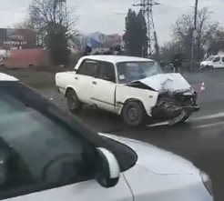 Унаслідок ДТП на в'їзді в Мукачево чотирьох людей забрала "швидка" (ВІДЕО)