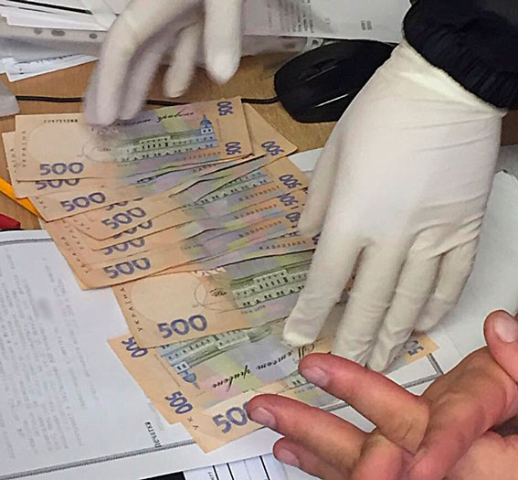 У Рахові затримали заввідділом лікарні, що вимагав 300 євро хабара за перебування в реанімації хворої, що знаходиться в комі 