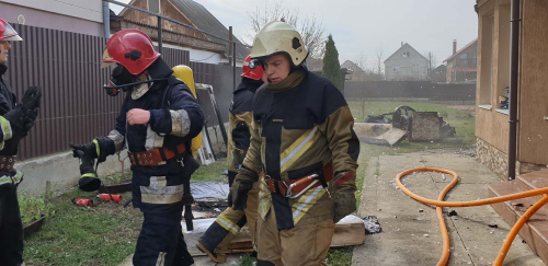 На Ужгородщині гасили пожежу у будинку (ФОТО)
