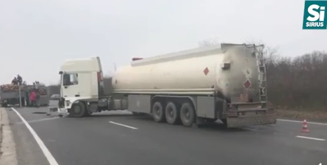 Бензовоз та вантажівка з дровами зіткнулися поблизу Глибокого на Ужгородщині (ВІДЕО)