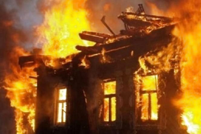 У Міжгір'ї пожежа знищила житловий будинок, а на Рахівщині згоріли дві надвірні споруди