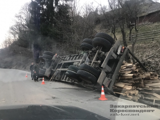 ФОТОФАКТ. На Рахівщині перекинулася вантажівка з дровами 