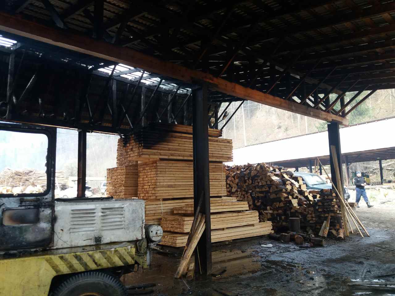 Пожежа на пилорамі на Тячівщині могла бути наслідком необережного спалювання залишків виробництва (ФОТО)
