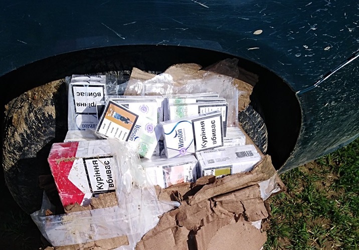 У Словаччині в Тисі виловили пакунок контрабандних сигарет із Закарпаття (ФОТО)