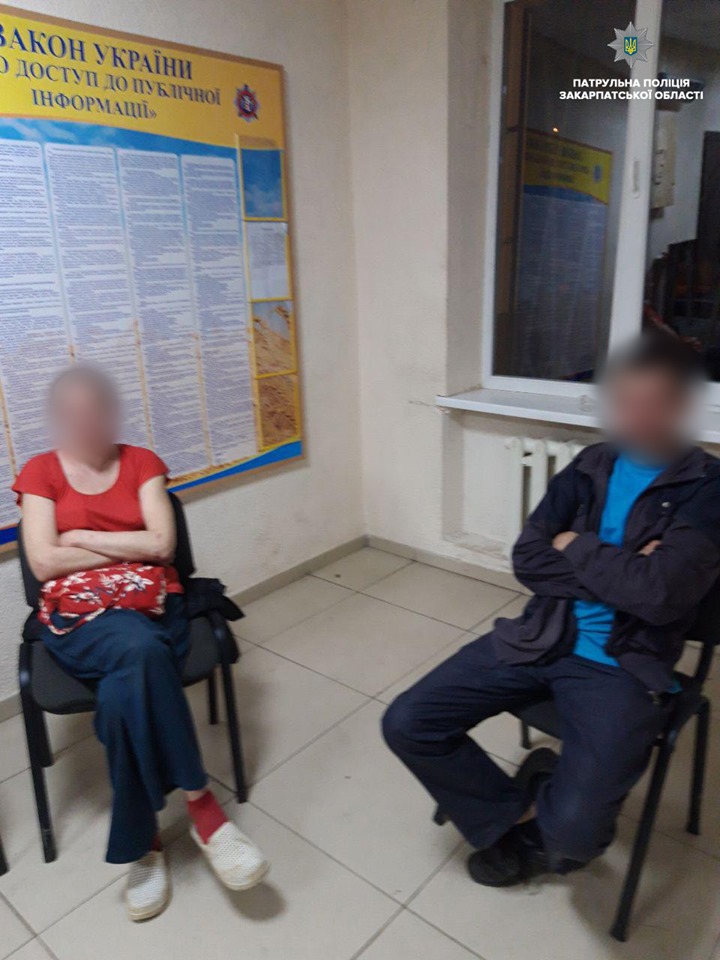 В Ужгороді затримали хуліганів, які розпивали алкоголь на дитмайданчику і чинили опір патрульним (ФОТО)