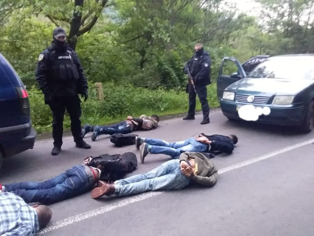 На Закарпатті затримали 8 нелегалів, а у Києві – організатора переправи (ФОТО)
