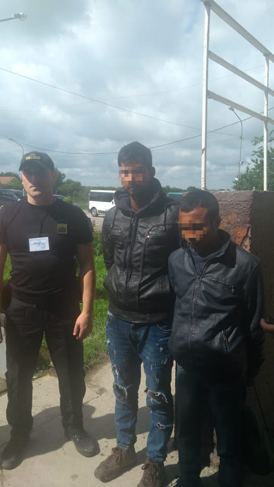 На кордоні на Закарпатті у причепі вантажівки знайшли двох нелегалів, що "мандрували" у Францію (ФОТО)
