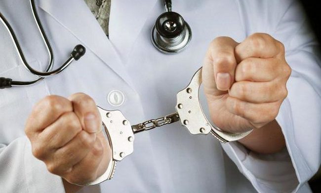 Суд визнав лікаря пологового у Хусті винним у смерті породіллі і присудив медику 1 рік тюрми