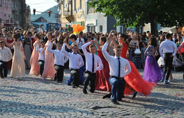 Цьогоріч навчання у школах Мукачева завершують 540 випускників