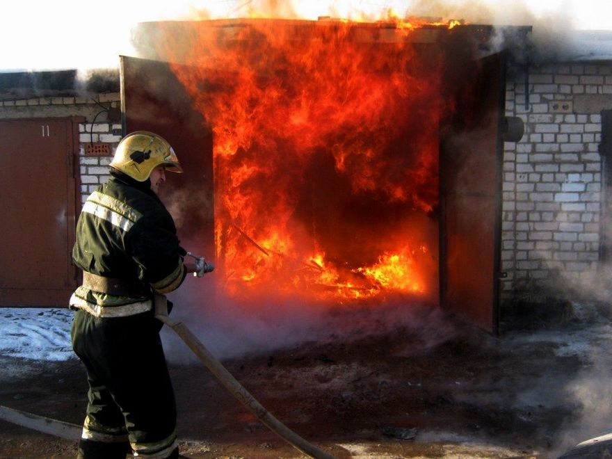 Пожежа в гаражі на Іршавщині понищила BMW 324