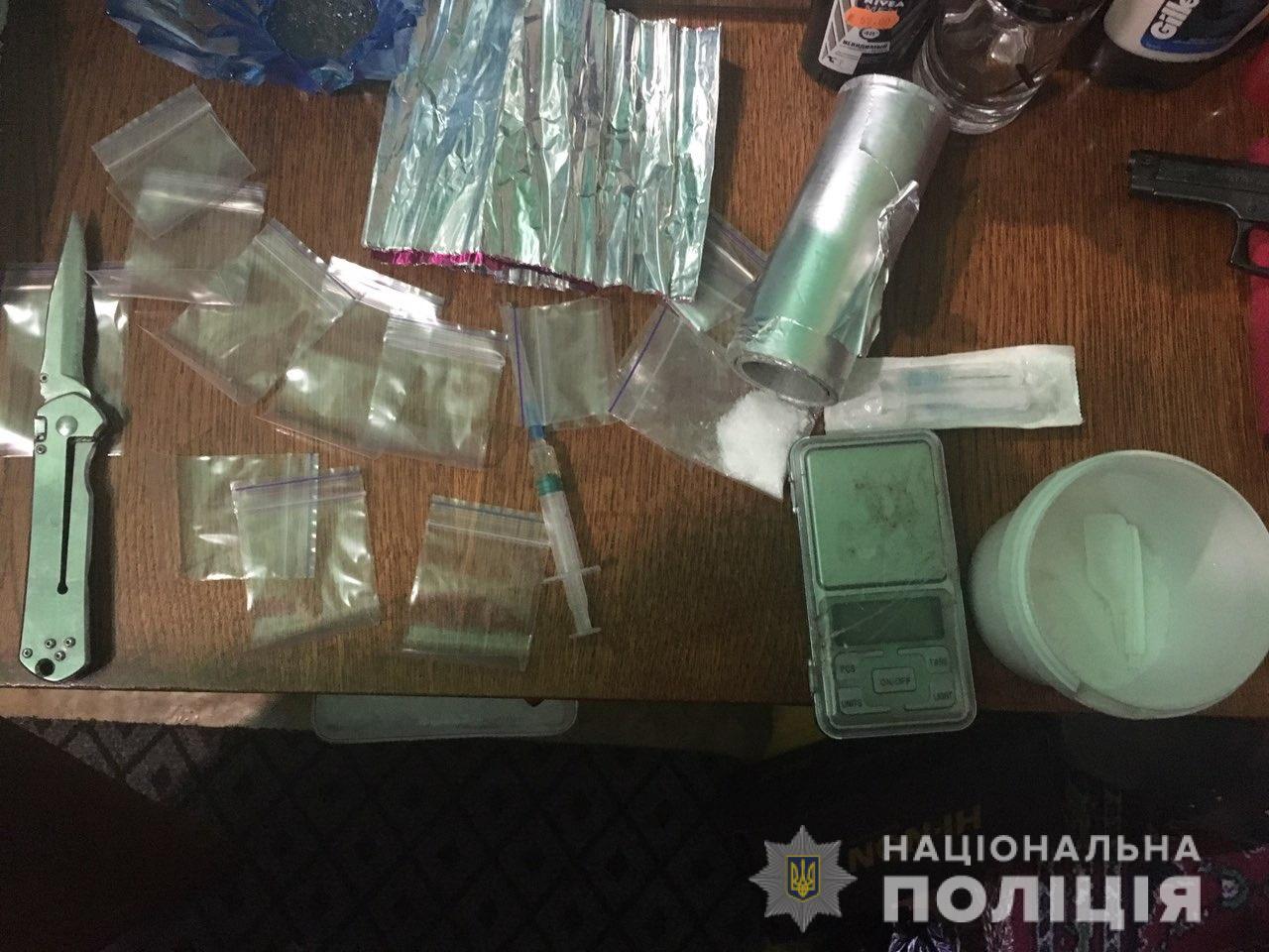 Під час обшуку будинку мешканця Мукачева знайшли метамфетамін, опій та ювелірні ваги (ФОТО)
