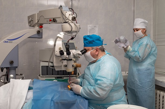 У Мукачеві містянам та пацієнтам з району безкоштовно проводять операції з видалення катаракти (ФОТО)