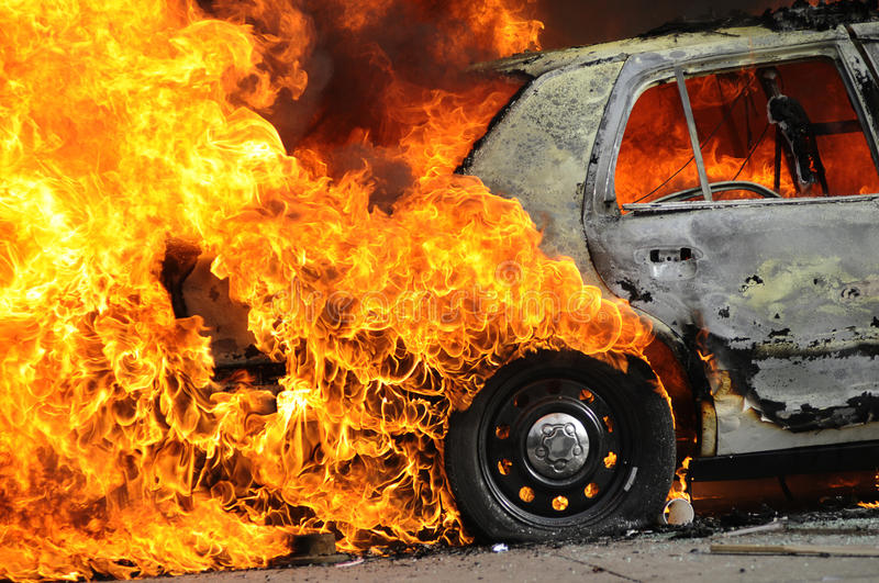 На Виноградівщині вночі згорів Volkswagen Passat, а власник у ході пожежі отримав опіки