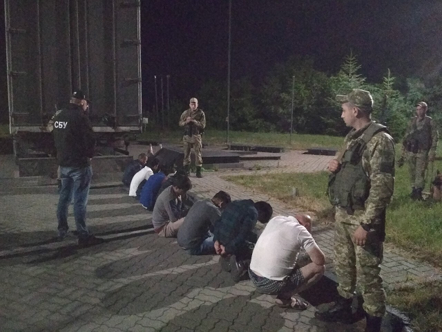 На Закарпатті неподалік кордону вночі затримали 6 азійців-нелегалів (ФОТО)