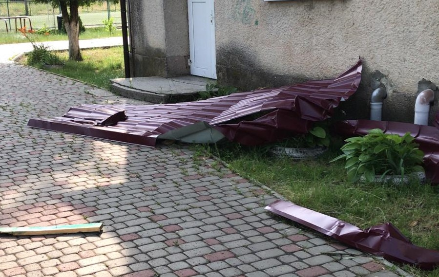 На Берегівщині від буревію постраждало кілька сіл і зокрема об’єкти бюджетної сфери (ФОТО)