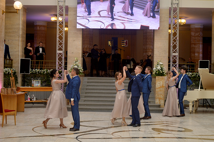 Під час благодійного балу в Ужгороді для Вільшанського будинку-інтернату зібрали майже чверть млн грн (ФОТО)