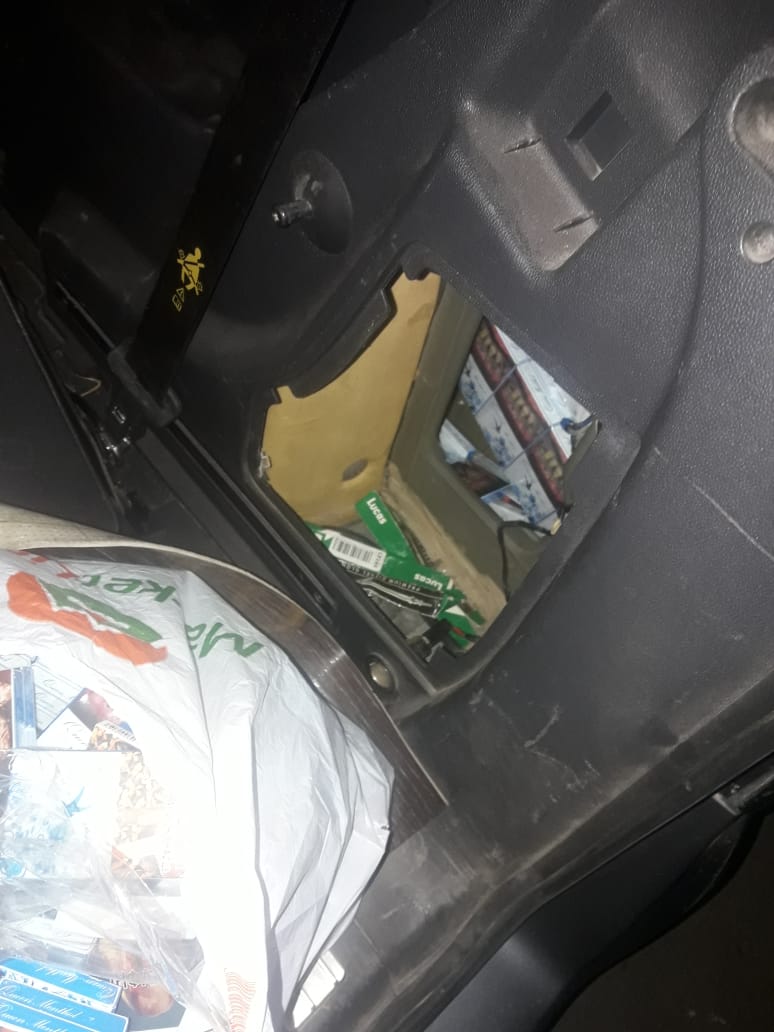 У панелі приладів та під обшивкою дверей авта румуна, що виїжджав з України на Закарпатті, знайшли 257 пачок сигарет (ФОТО)