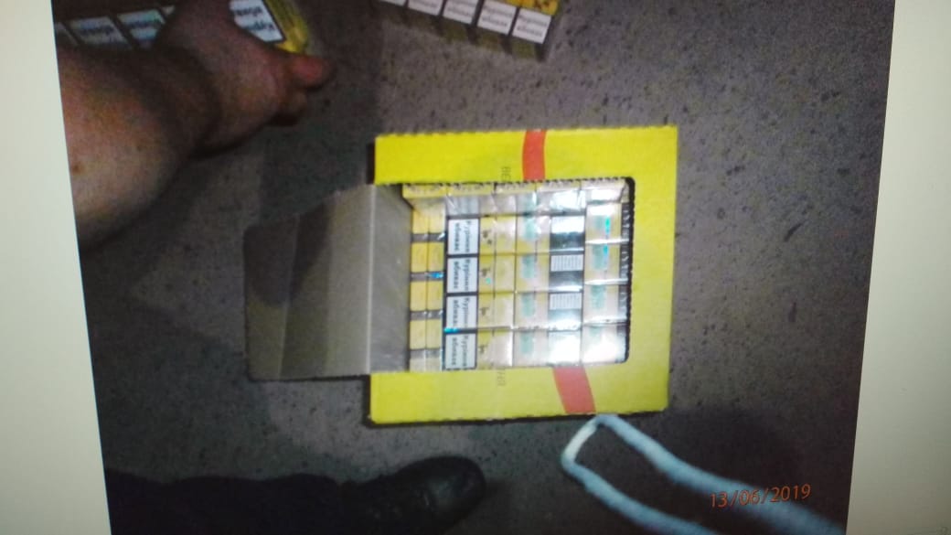У мікроавтобусі румуна на митниці на Закарпатті в коробці з-під локшини знайшли 190 пачок сигарет (ФОТО)