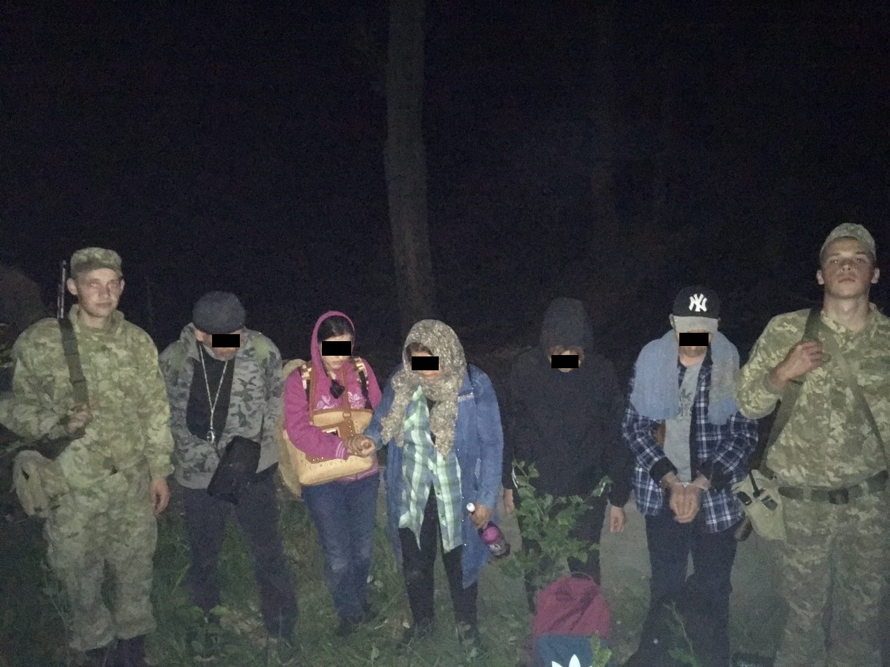 Чотирьох нелегалів та провідника, що пробиралися лісом до кордону, затримали на Закарпатті (ФОТО)