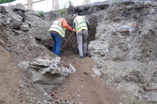 В Ужгороді проводять розчищення для фіксації розкритих решток підвалів, виявлених під час будівництва на Поштовій (ФОТО)