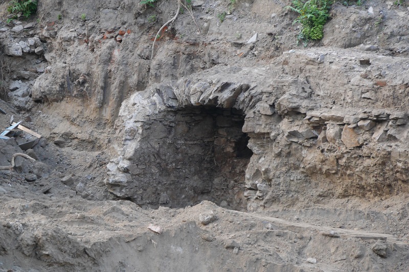 Будівництво в Ужгороді, де виявили вже другий старовинний підвал, позапланово "культурно" перевіряють