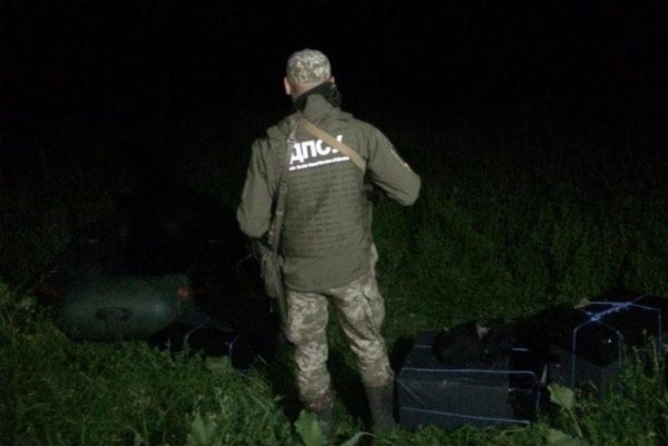 Поблизу кордону з Угорщиною знайшли 4 рибальські сумки з сигаретами, що їх покинули при втечі контрабандисти