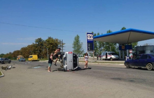 ФОТОФАКТ. У ДТП на Виноградівщині одна із автівок перекинулася на бік