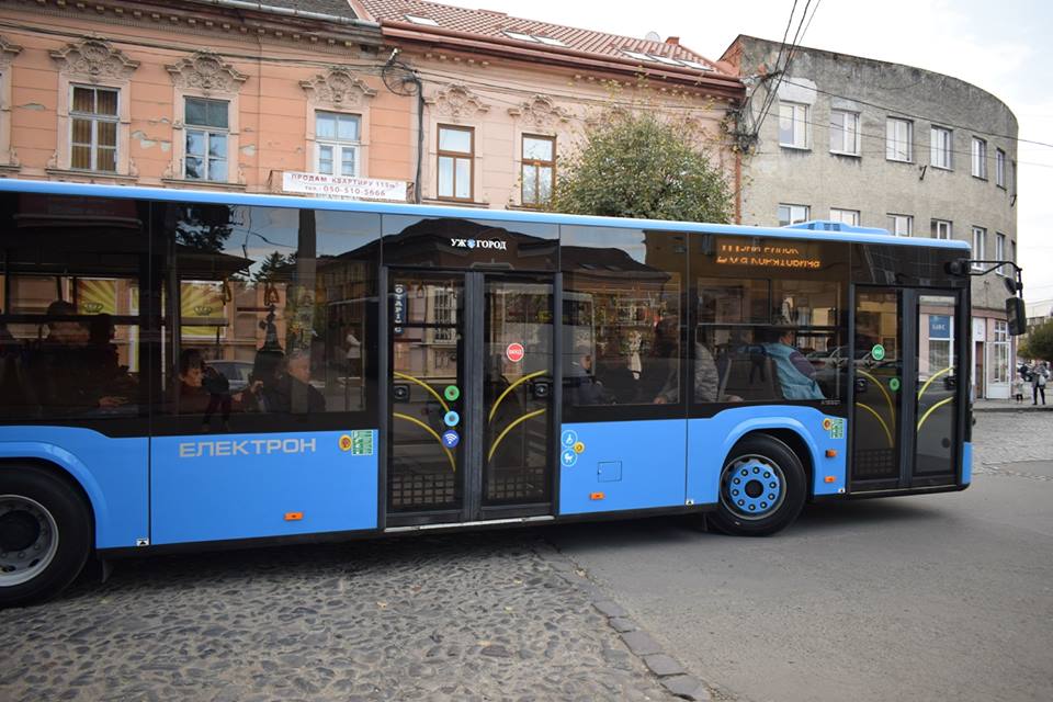 У міськраді Ужгорода повідомили про зміну місця зупинок автобусів на площі Шандора Петефі