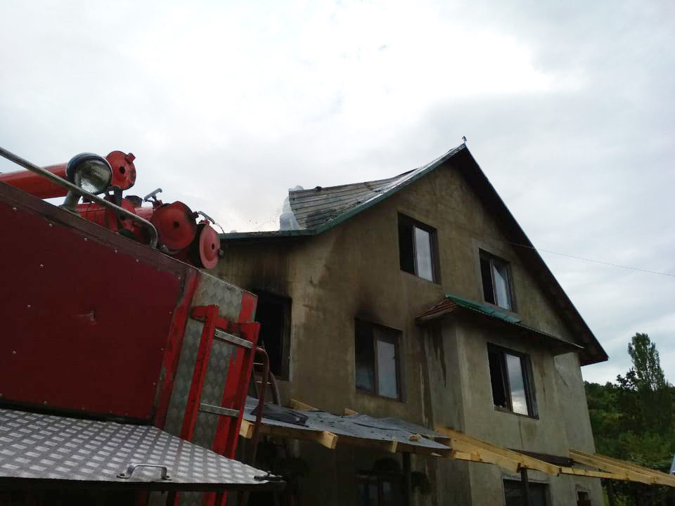 На Хустщині гасили пожежу в будинку (ФОТО)
