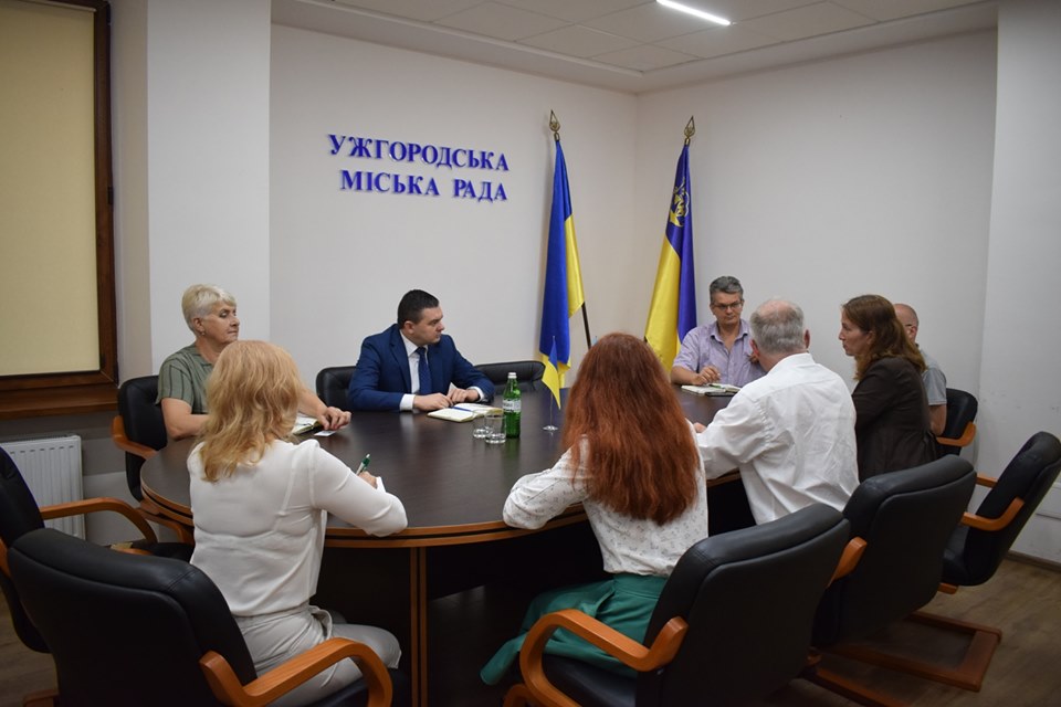 В Ужгороді на зустрічі з радником із питань демократичного врядування Програми розвитку ООН в Україні говорили про проблеми циган (ФОТО)