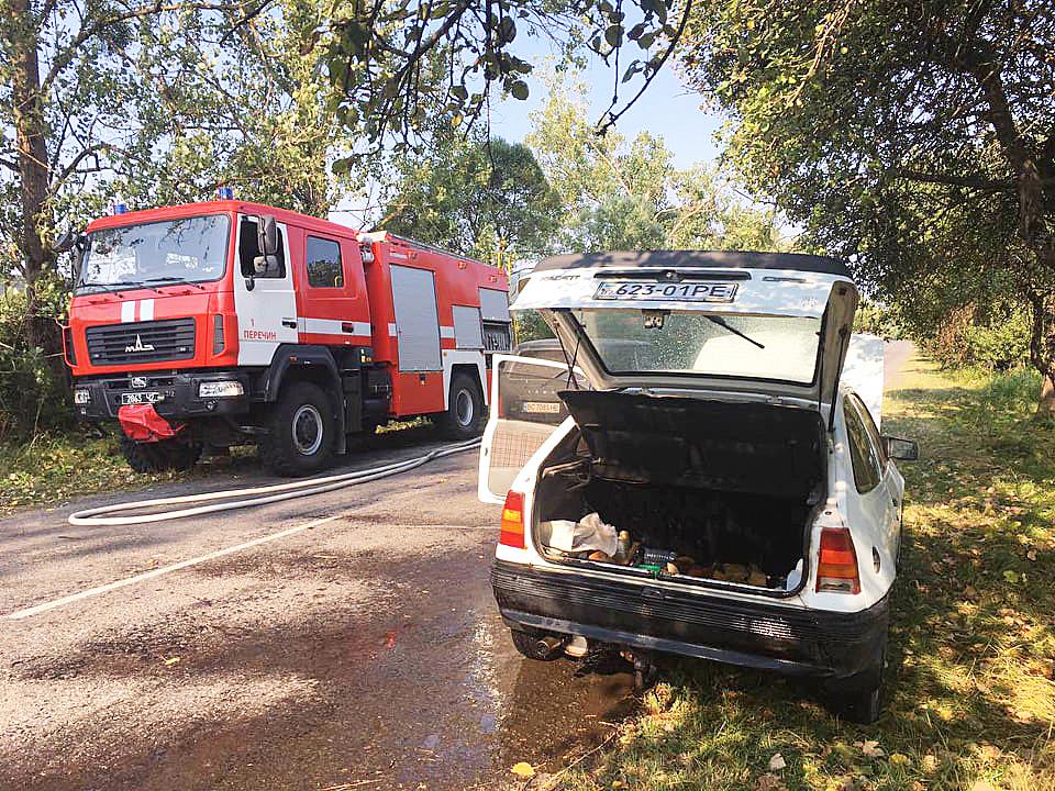 На Перечинщині рятувальники, їдучи профілактувати пожежі, загасили займання в автівці (ФОТО) 