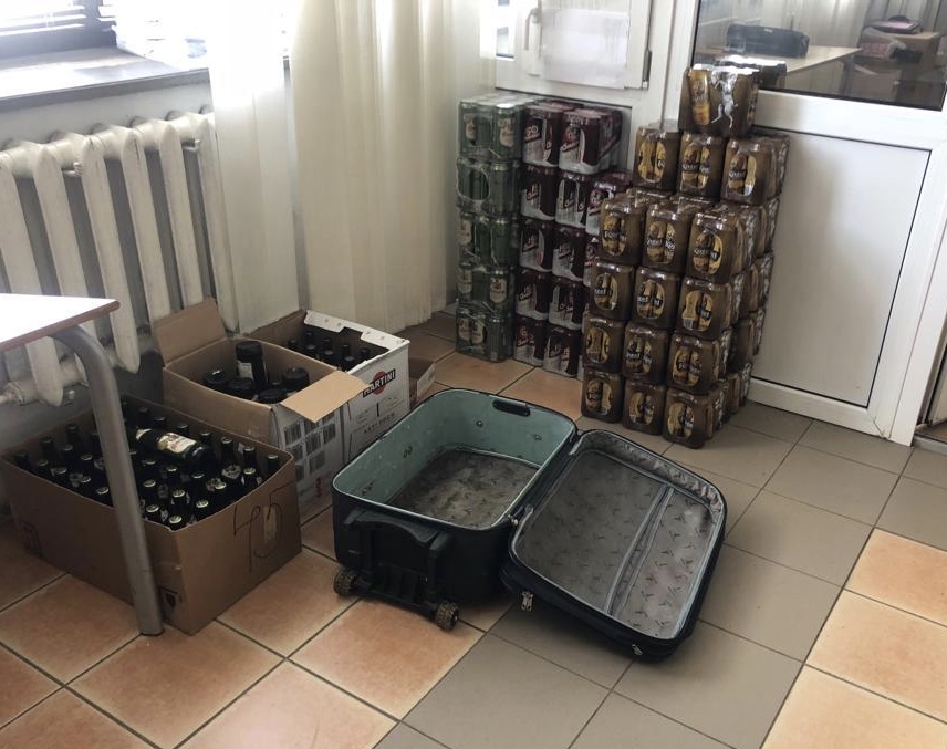 Закарпатська митниця відзвітувала про вилучення на "Лужанці" 392 банок пива (ФОТО)