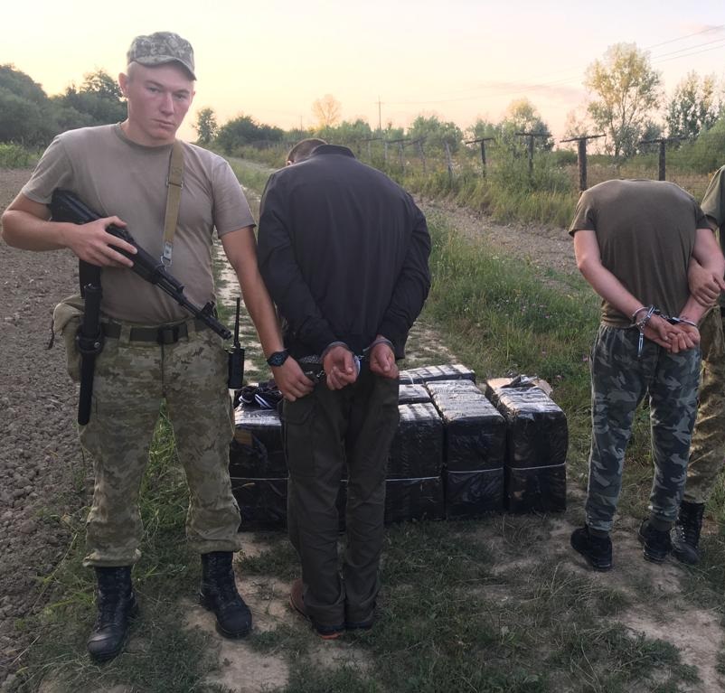 На кордоні з Угорщиною затримали контрабандистів із 4900 пачок сигарет (ФОТО)