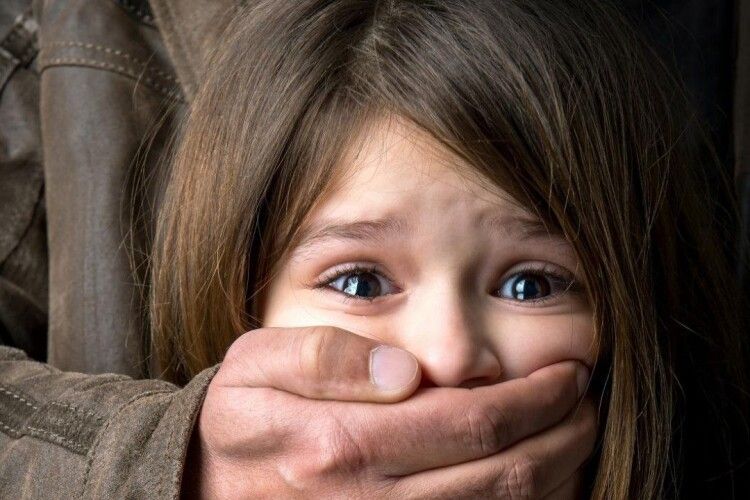 На Берегівщині за розбещення 6-річної дівчинки затримали 43-річного чоловіка (ВІДЕО)