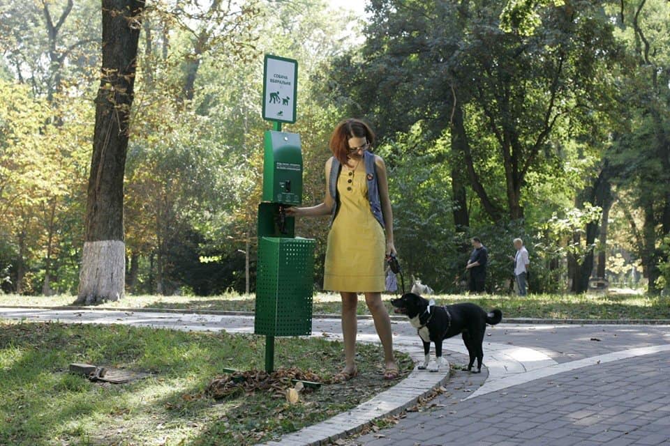 В Ужгороді на чотирьох набережних планують встановити станції для прибирання за собаками 