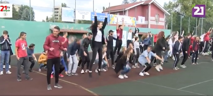 Закарпатські студенти влашували флешмоб на честь Міжнародного дня студентського спорту (ВІДЕО)
