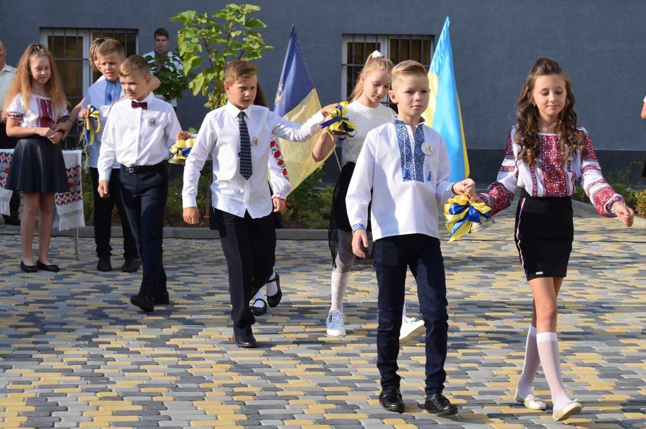В усіх школах Ужгорода пролунав перший дзвінок (ФОТО)