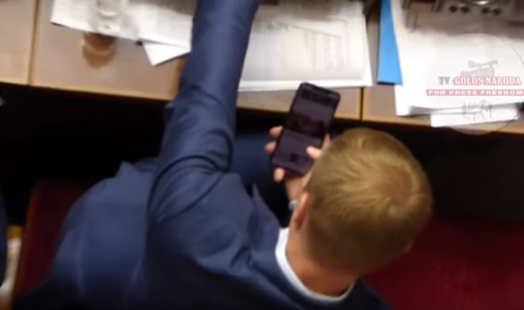 Нардеп Лунченко в ВР у айфоні матюкається і читає "Закарпаття онлайн" (ВІДЕО)
