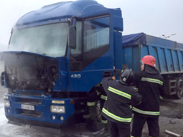 На Свалявщині гасили пожежу у вантажівці, що загорілася на стоянці (ФОТО)