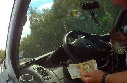 В Ужгороді нетверезий водій пропонував поліцейським, які його зупинили, 1000 грн "відкупних"