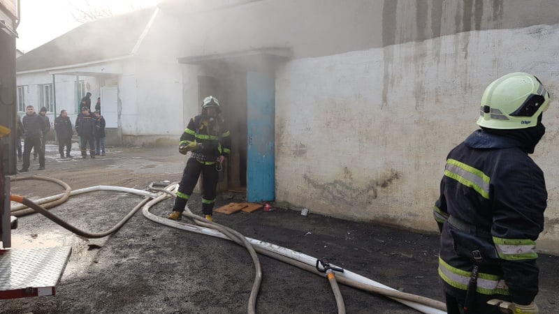 Під час гасіння пожежі у "підсобці" шкільного спортзалу у Сваляві евакуювали 177 дітей (ФОТО)