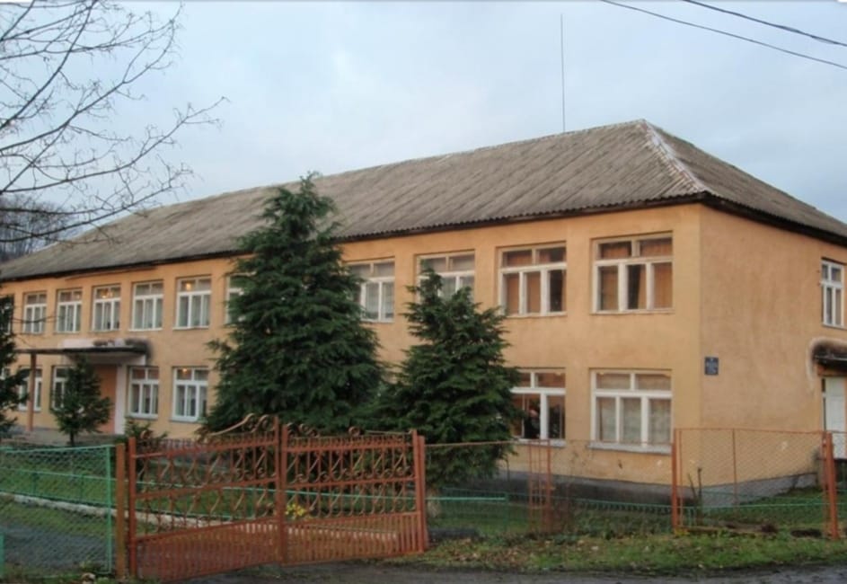 Зі школи у Воловці евакуювали близько 100 учнів, котрим стало зле через випари свіжої фарби