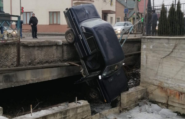 ФОТОФАКТ. На Тячівщині, в Буштині автівка протаранила огорожу мосту і злетіла в потічок