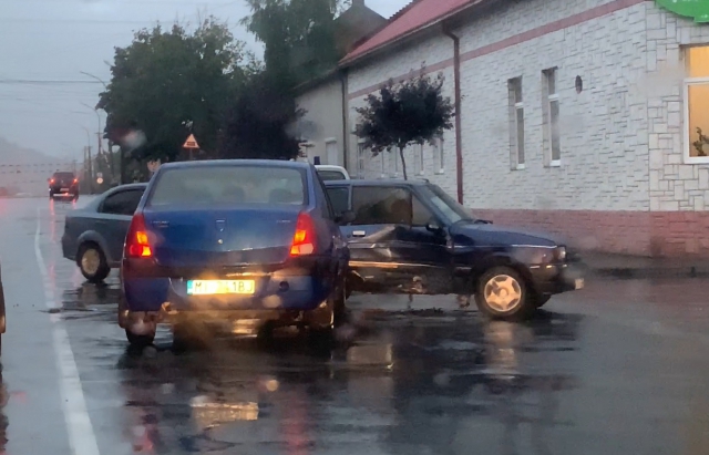 У Мукачеві зіткнулися Dacia та Ford (ФОТО)